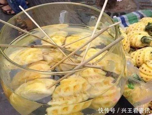 吃菠萝,用冷水+盐泡是错的!果农教你正确做法,又香又甜还干净