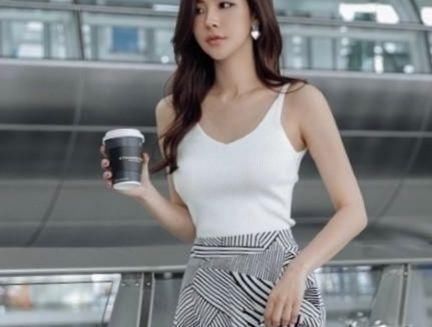 小姐姐 时尚显身材的吊带，搭配长裙, 展现美好女性魅力！