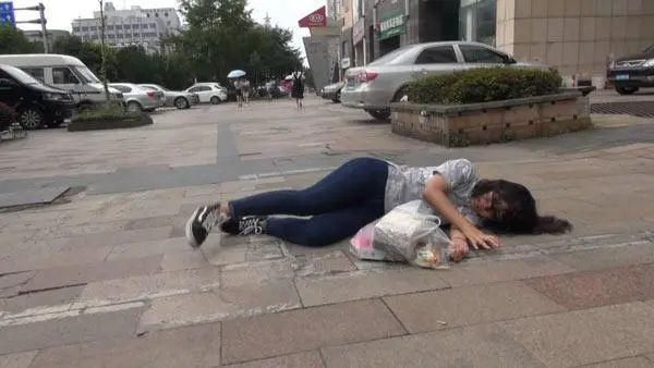 32岁女子猝死街头,医生:这东西每年害死50万人,却有人爱吃