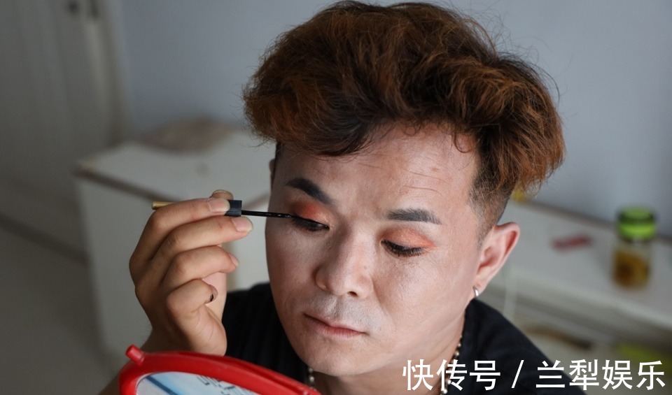 我,38岁,顶着偏见投身乡村演艺圈,为了生活,一切都很值得