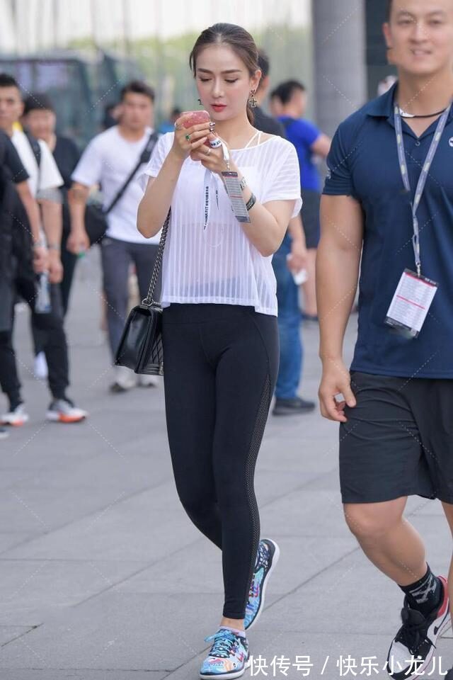 瑜伽裤 白色衬衣搭配黑色瑜伽裤，清凉舒适，满满的时尚运动风格！