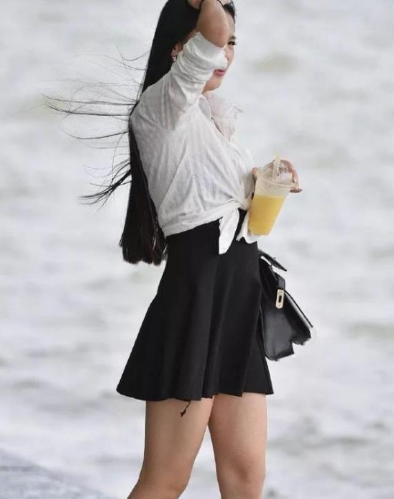 街拍:雪肤花貌的美女,身穿吊带连衣裙,时尚达人气质十足