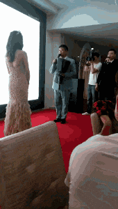 |搞笑GIF:大姐你听解释,我真的不是故意撞上去的