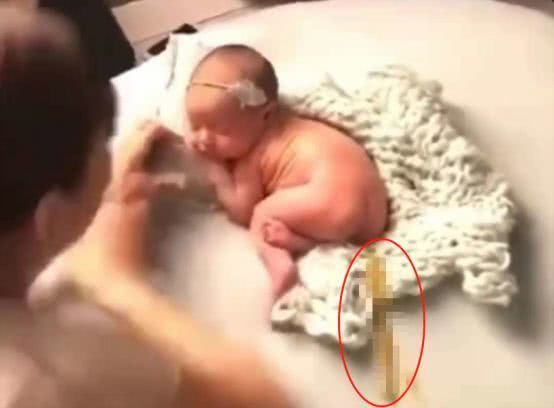 满月照|宝宝拍满月照睡着了,突然一声巨响,尴尬了