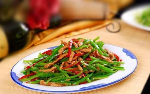 辣椒炒肉,先炒辣椒还是先炒肉?这步都做错了,难怪不好吃!