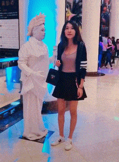 |搞笑GIF趣图:老妈说,男孩子的房间要简单一点,没毛病啊