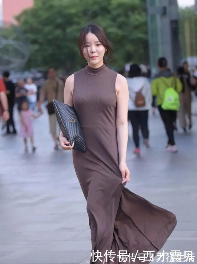 女性|连衣裙展现女性简洁气质，上身特别洋气