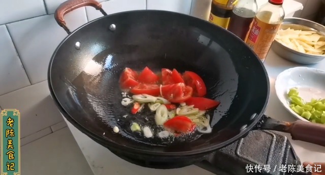够吃|家常菜番茄炒土豆的做法,开胃营养又下饭,一大盘都没够吃