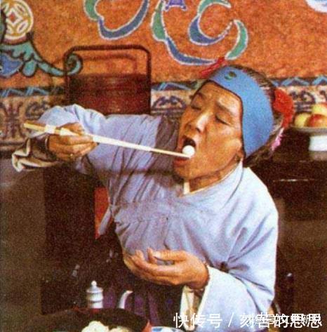 贾母带刘姥姥参观大观园,其实是苦心孤诣教育子孙,可惜没人警醒