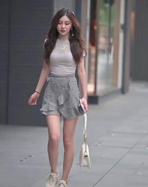 小姐姐穿格纹裙秀身材,这样的造型特别显身材