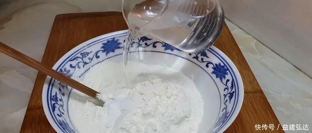以后面粉就这样做,不发面不烫面,比鸡蛋饼好吃,个个香脆鼓大泡