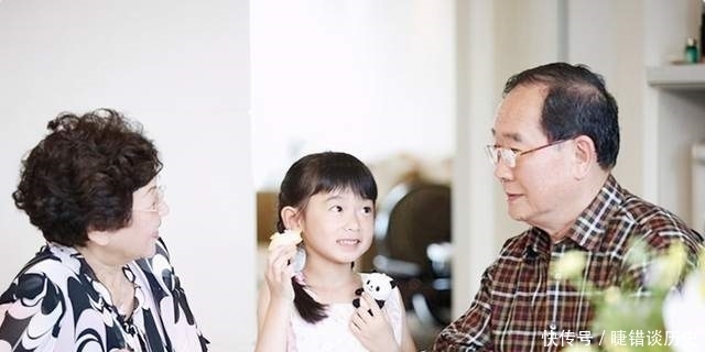 宝宝迟迟不开口?引导孩子说话有窍门,手势、动作、眼神都很重要