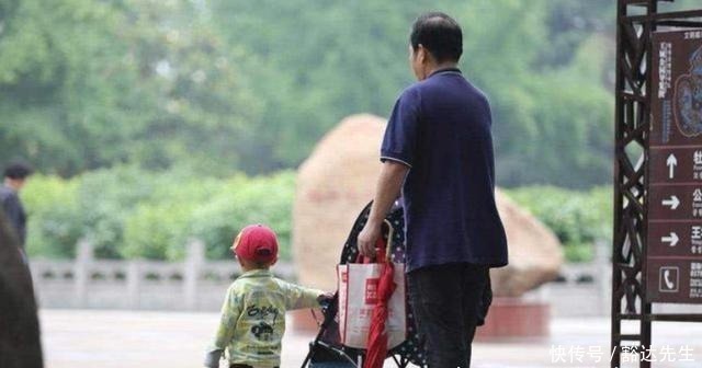 超市|孙子超市里弄碎一盒鸡蛋,店员让赔10盒,被爷爷怼得直接闭嘴了