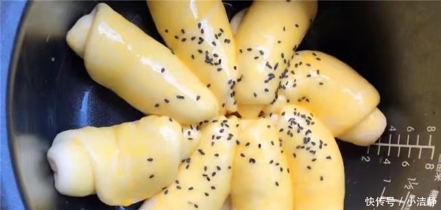 在家自制面包,不用烤箱,电饭锅就搞定,比馒头软,学会不用买了