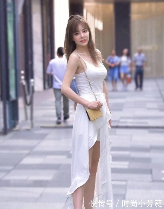 短款裙 一袭白色短款裙,走在街上轻松释放出独有的美