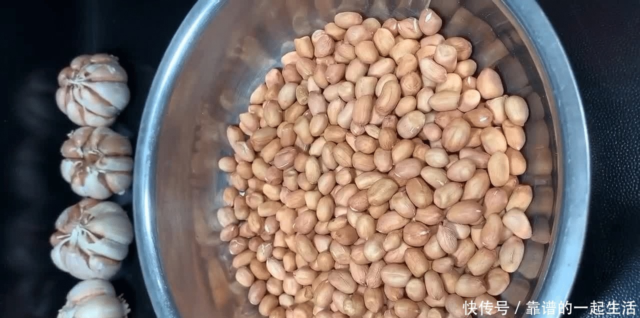 花生米别总炸着吃,换种方式试一试,咸香松脆好吃停不下来