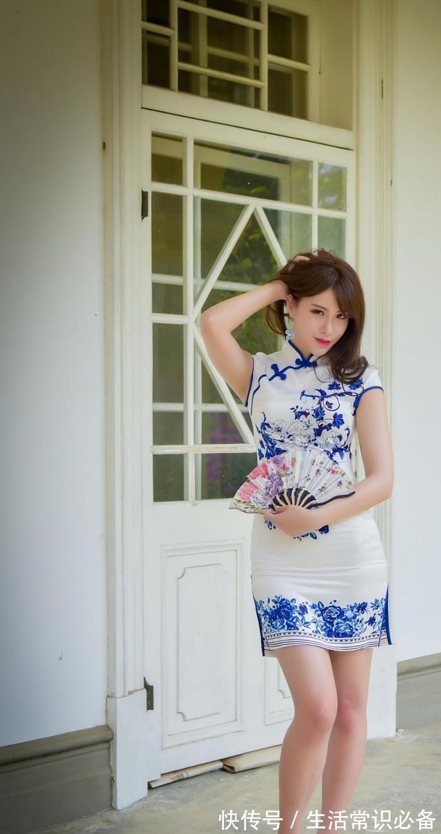 女性 旗袍可以将女性的典雅与悠扬呈现,搭配一双白色高跟鞋知性典雅!