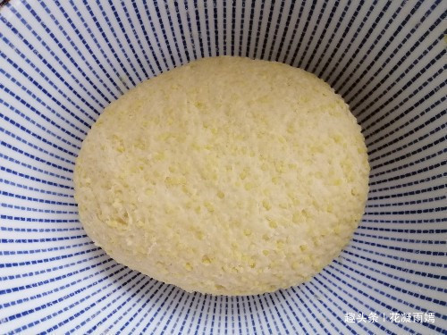 酥脆|小米别光熬粥了，加1个鸡蛋，1碗面粉，教你做成锅巴，又香又酥脆