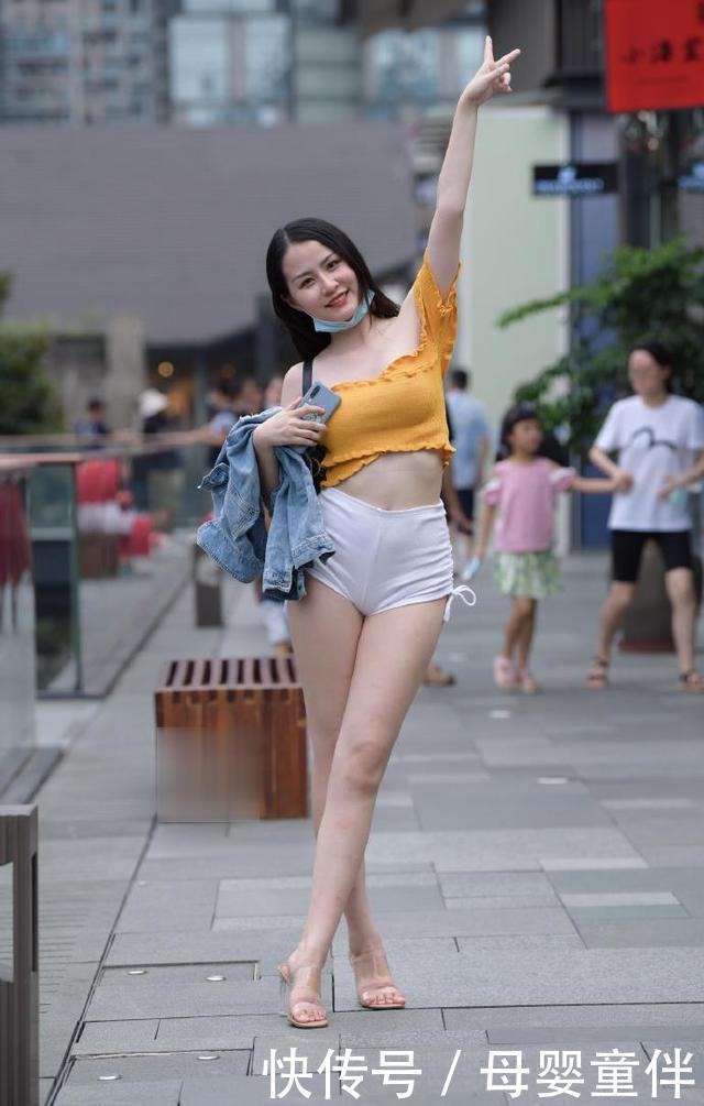 味道|美女身穿“热门”短装,展现出夏天的味道