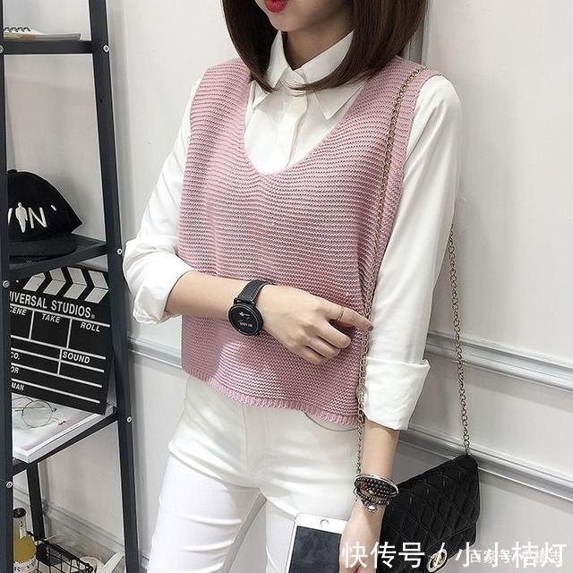 简约的针织马甲,百搭的款式,演绎着秋天里的美好与慵懒