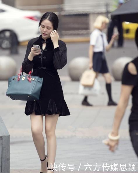 街拍美图街头小姐姐的装扮,十分清新可人,彰显落落大方的气场