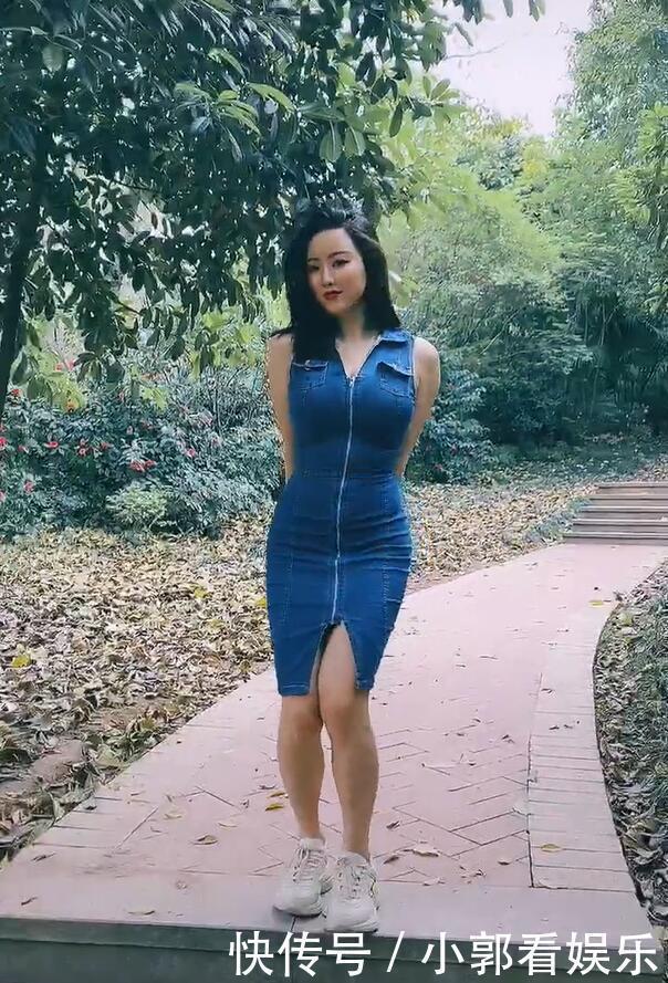 女人味|修身牛仔连衣裙搭配白色运动鞋,成熟稳重,飘逸美丽