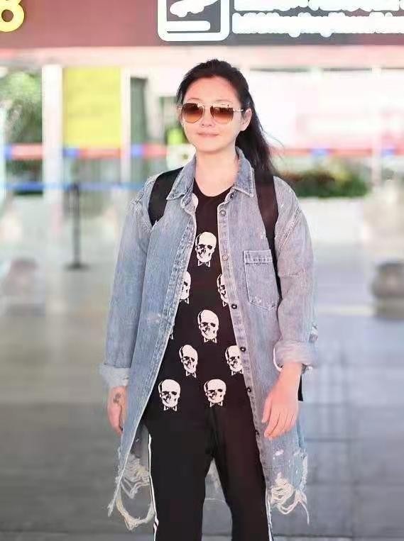 大S又美出圈了,穿着牛仔外套搭配休闲裤随性简约,难掩高级感!