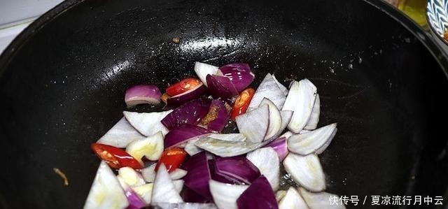 炖鱼不要只加开水,怪不得鱼又腥又嫩,只要一点点,鱼就又嫩又香