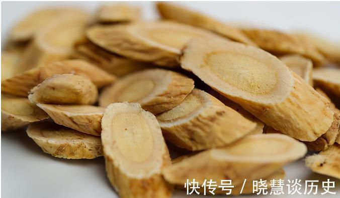 万精油|黄芪泡水好处多多,但这3种人尽量不要喝黄芪泡水,平时要注意