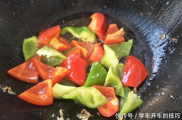 1块豆腐,2个青椒,简单烹饪,出锅豆腐软糯入味,天越冷越爱吃!