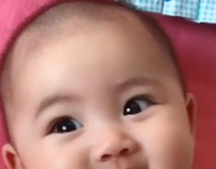 小宝宝|宝宝睡醒后不闹,看着妈妈笑个不停,妈妈的心都要被萌化了