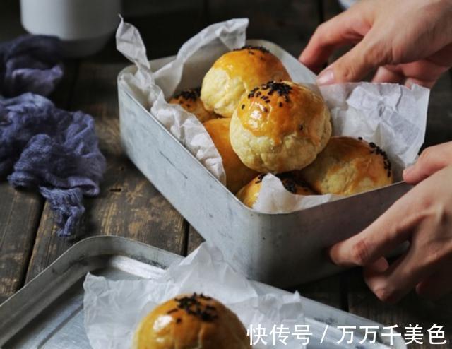 “蛋黄酥”还在买吗？教你这样做，个个酥到掉渣，香气真馋人！