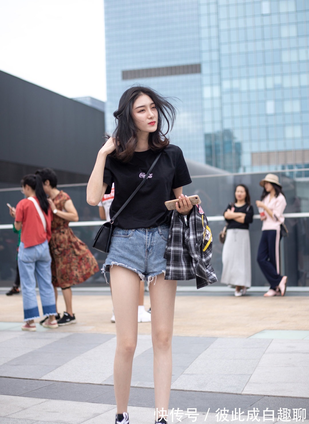 穿搭|美女超短热裤搭配平底鞋,性感气质彰显十足
