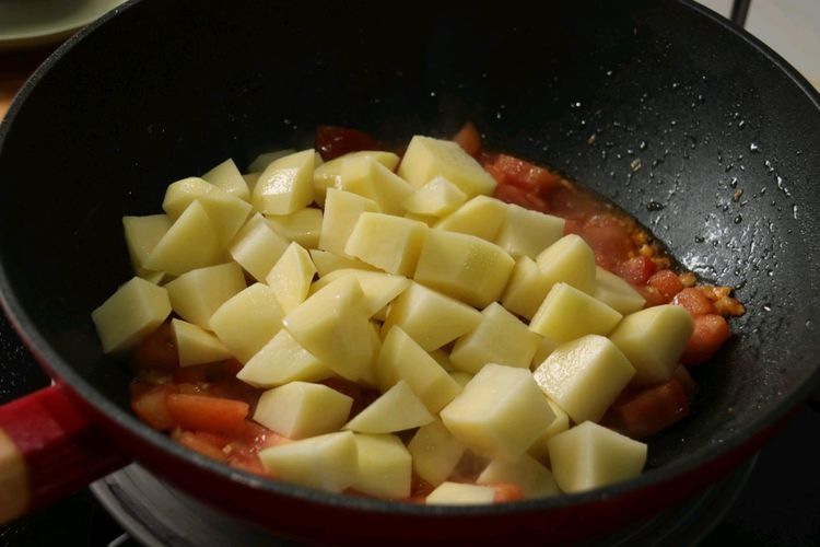 2个土豆加2个西红柿，简单一烧，比肉还好吃