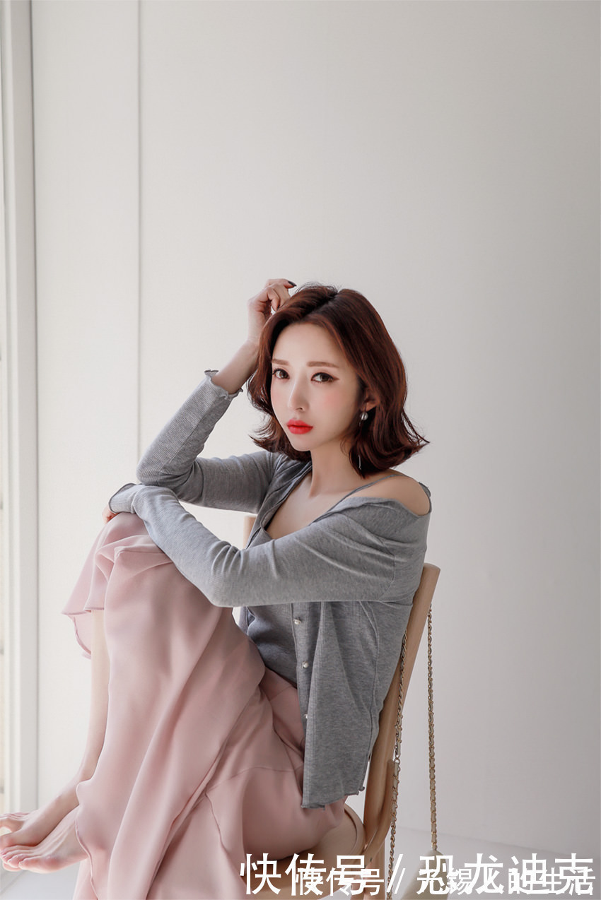 美女 穿过膝长裙的美女模特,端庄优雅的气质很迷人