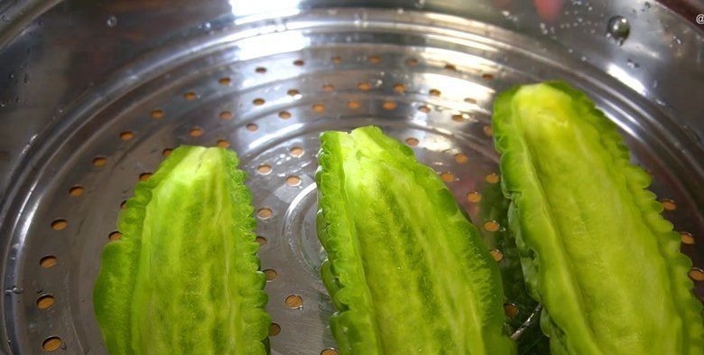 最近很火的苦瓜做法，饭店一份卖58，在家做成本不到5元，真解馋