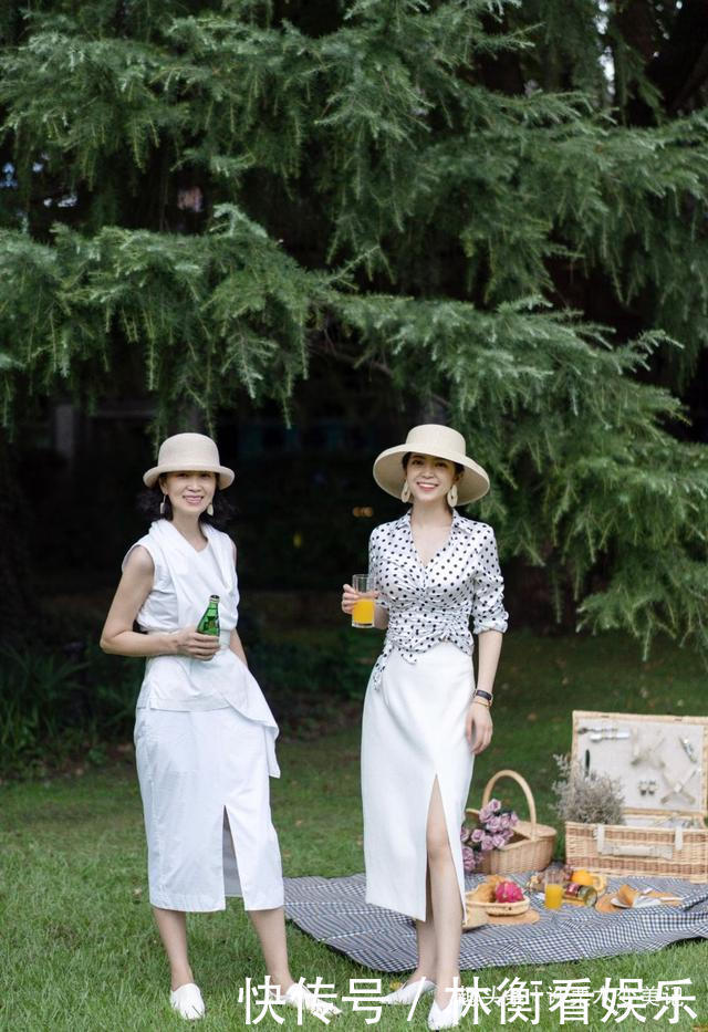 女人50岁以后,早秋少穿运动鞋,瞧三木妈妈这样穿,优雅显气质