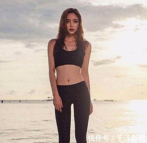  美女|街拍清爽娇美的紧身打底裤美女，散发十足女人味