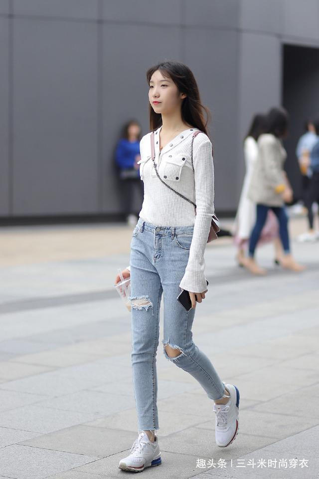 小姐姐 小姐姐搭配牛仔裤,装扮出自然美感,简约风向你袭来!