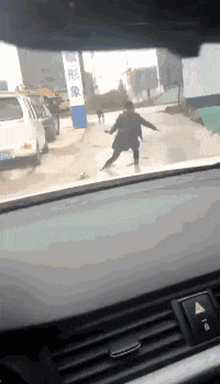 |搞笑GIF:好玩是好玩 就是有点费舌头