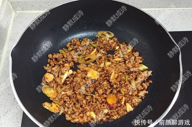 宅在家,我隔三差五做此菜,下饭又过瘾,还不长肉,做法超简单