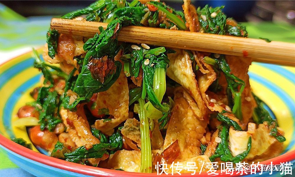 芹菜叶是个宝，丢掉可惜了，教你个特色吃法，清香爽口给肉不换