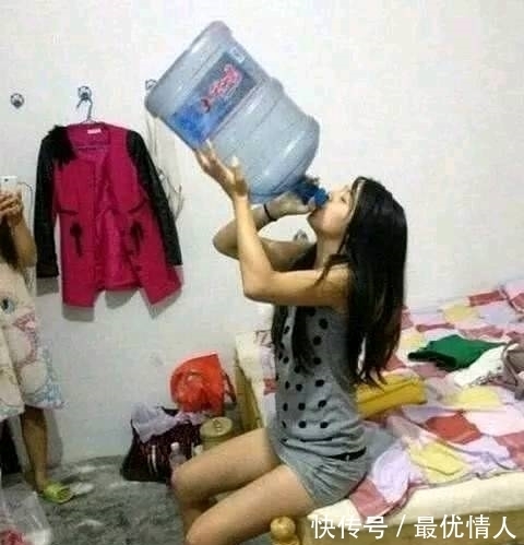 |搞笑图片幽默段子笑话:妹子,你喝水这么霸气,你男朋友知道吗
