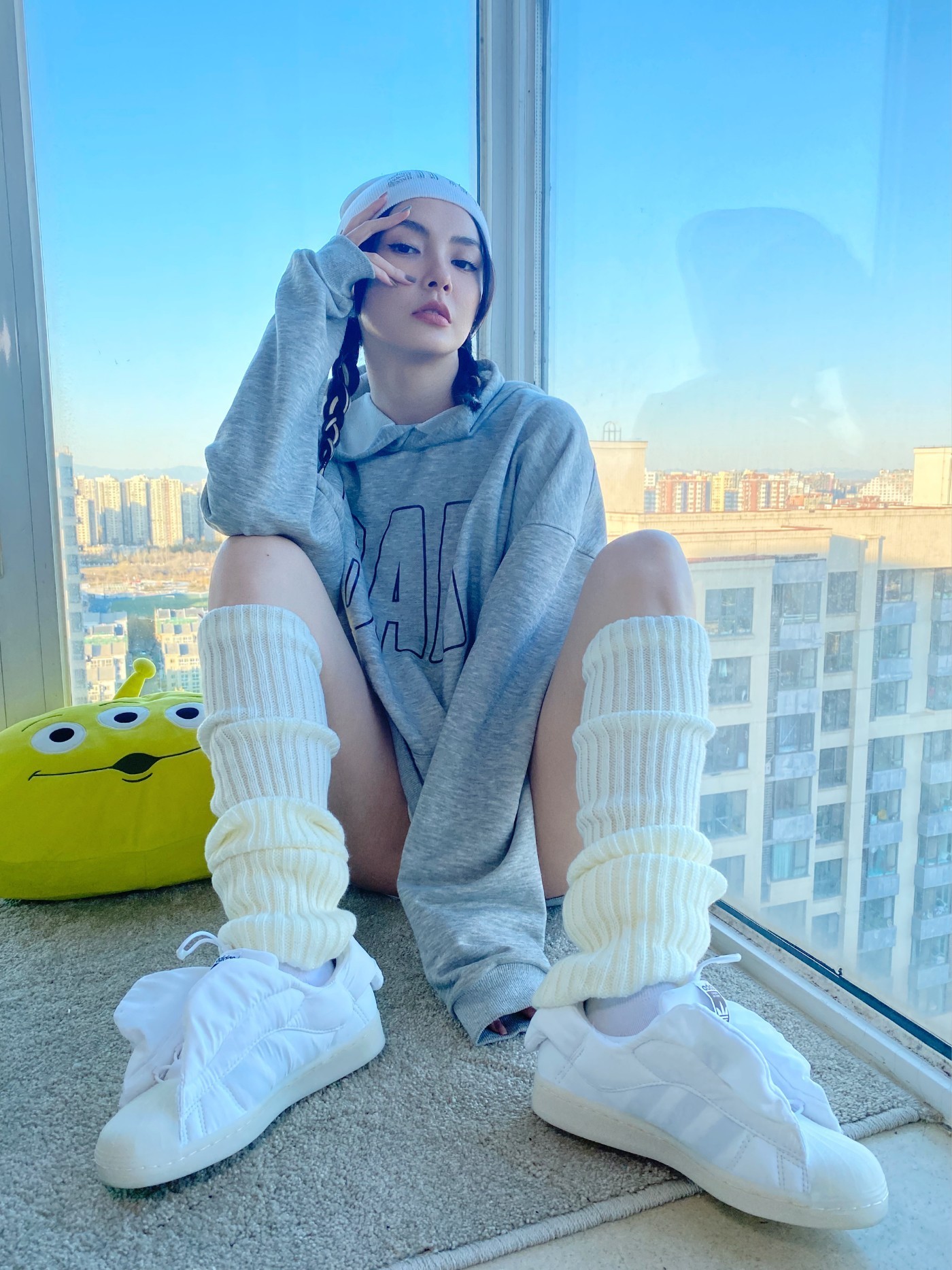 gin天太冷, 阿迪给鞋都穿上棉袄了! 小姐姐露腿穿真白啊!