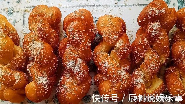 油炸|女儿想吃麻花，自己在家就可以做，淋上蜂蜜，香甜松软，太香了