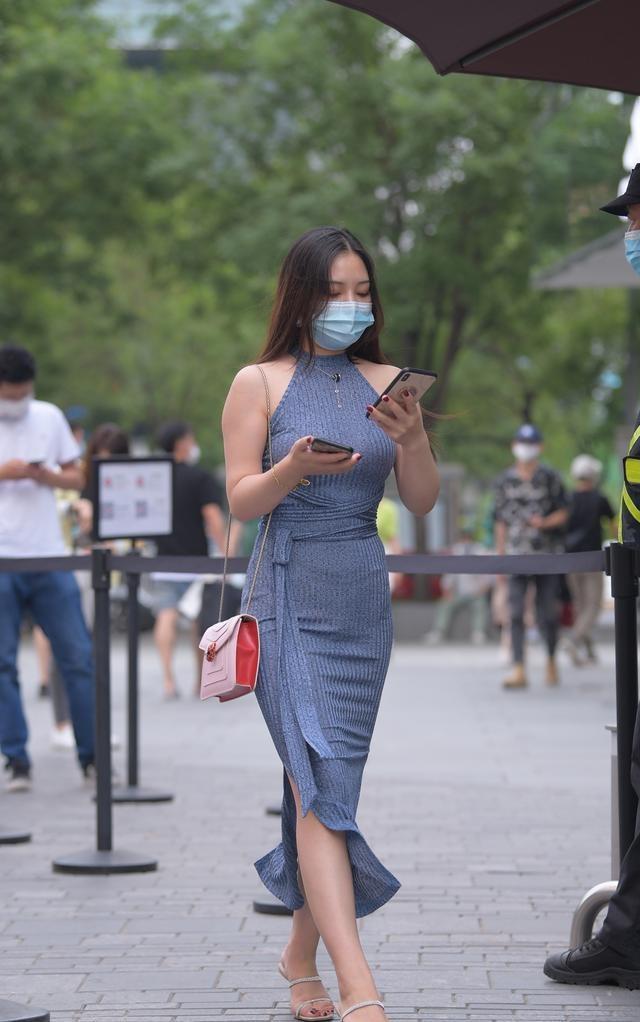 美女|左侧的美女穿着牛仔装,黑衬衫配牛仔外套