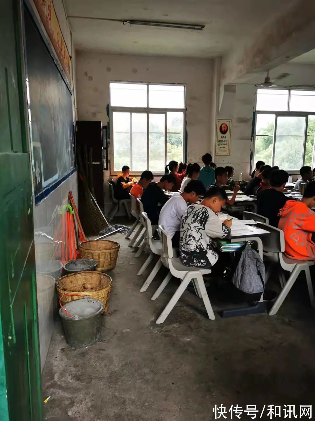 直播|俞敏洪又要转型?新东方成立子公司,这次瞄准智能机器人研发等业务…