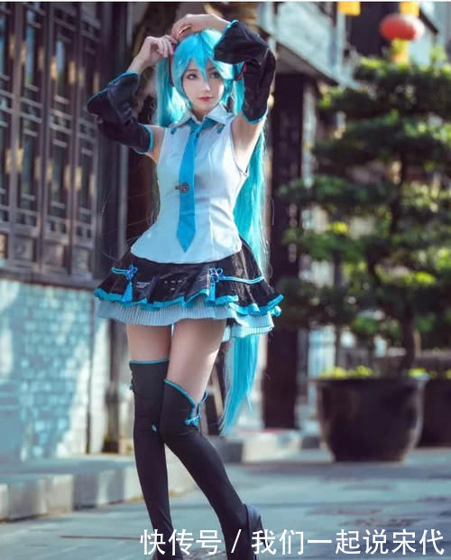 cos|小姐姐cos初音未来，却因腿细将无痕袜穿成堆堆袜，真的做不到