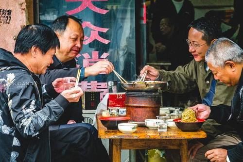  一大早就喝白酒吃火锅，湖北荆州人的生活“有点彪”，令人惊奇