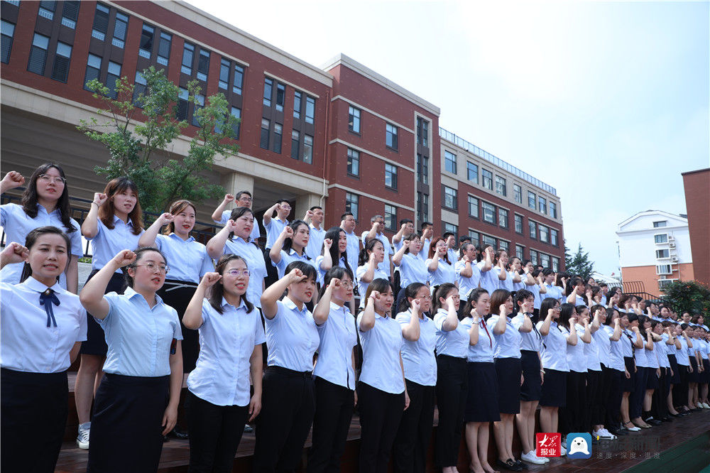 海信|浓浓尊师意 款款爱师情！海信学校这场教师节仪式感拉满